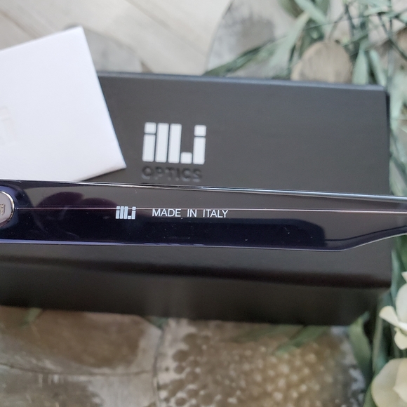 Sunglasses - Picture 4 of 10